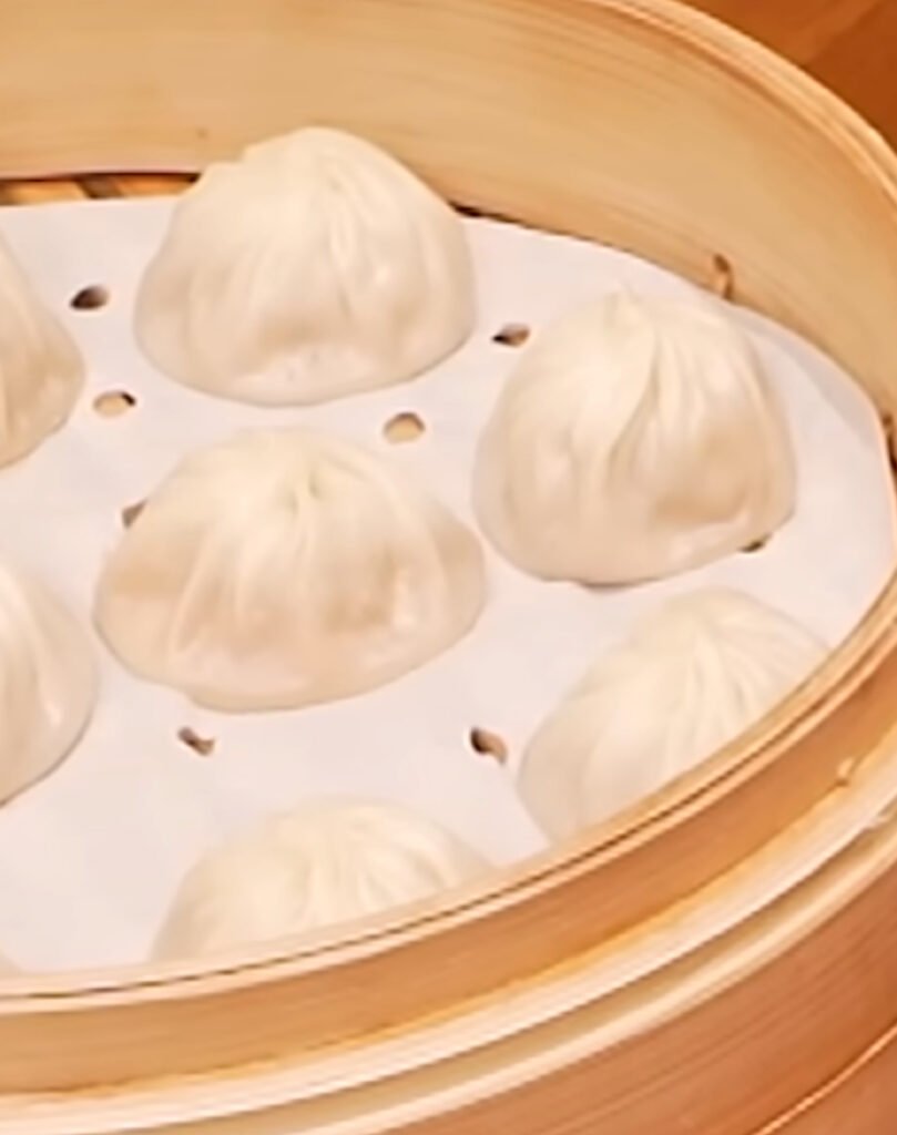 French Highschoolers Try Taiwanese Classics: Din Tai Fung Xiao Long Bao & Pork Chop Fried Rice!